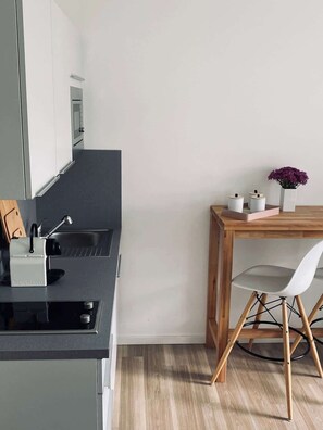 ثلاجة، ميكروويف، فرن، موقد طهي مسطح