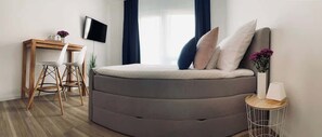 Iron/ironing board, travel cot, WiFi, bed sheets - Wanderlust Trier (Trier)