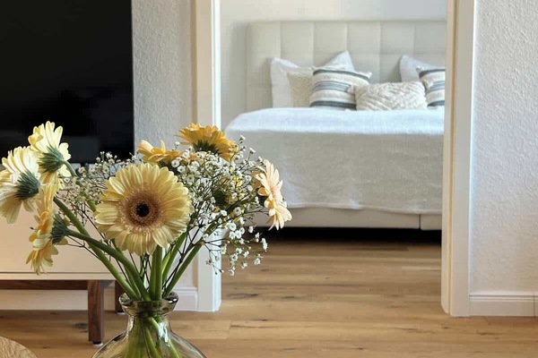 Blick vom Wohnzimmer ins Schlafzimmer