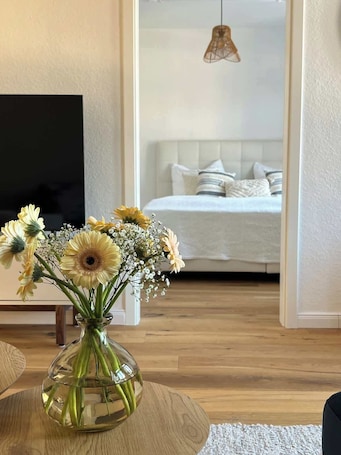 Desk, iron/ironing board, travel cot, WiFi. Wanderlust East73 zwischen City und Weinbergen