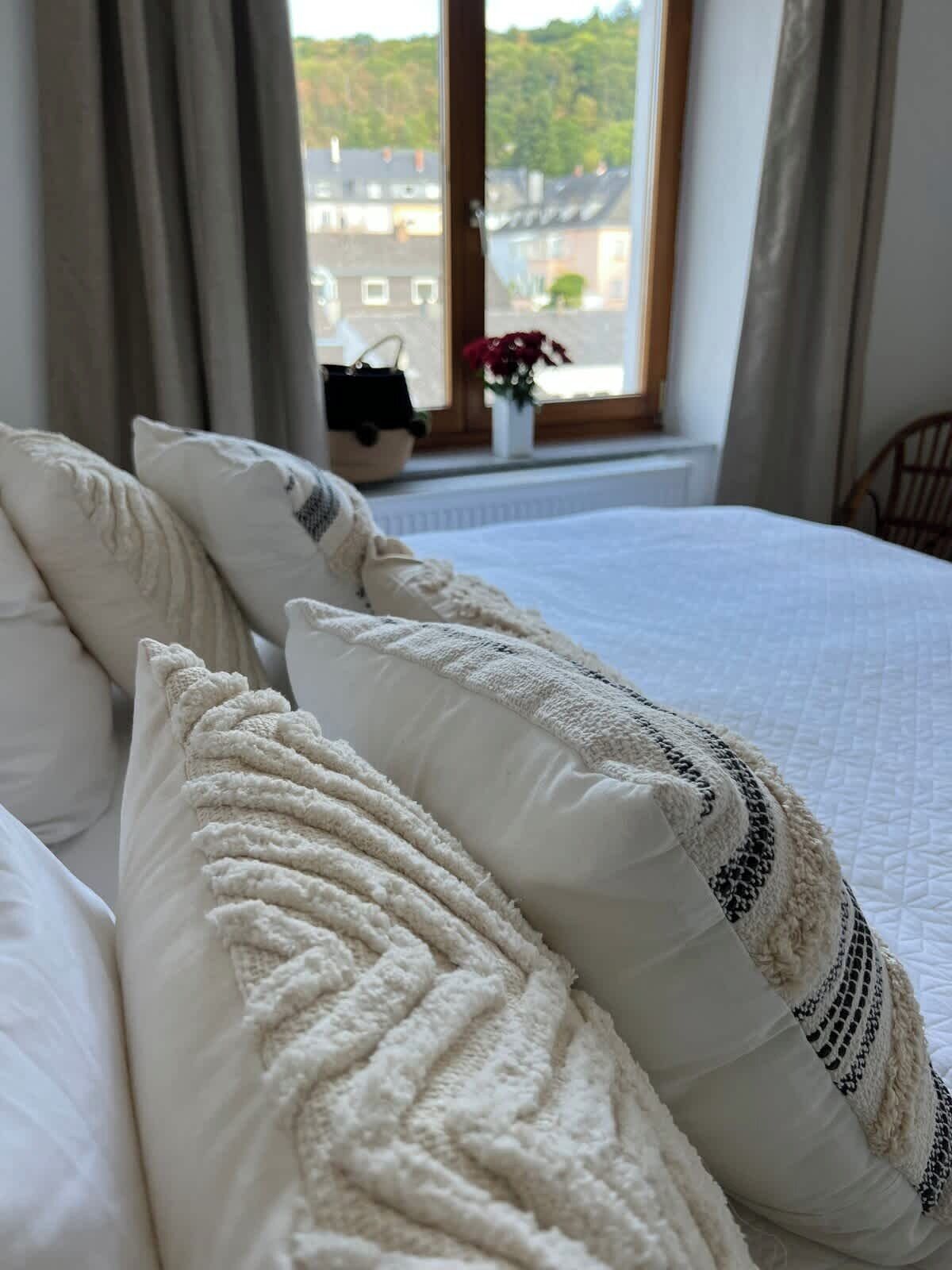 Bureau, fer et planche à repasser, lit parapluie, Wi-Fi