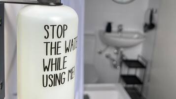 Douche, sĂšche-cheveux, serviettes fournies, shampoing