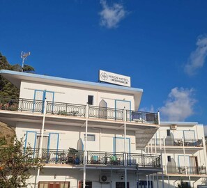 Vista frontal de la propiedad