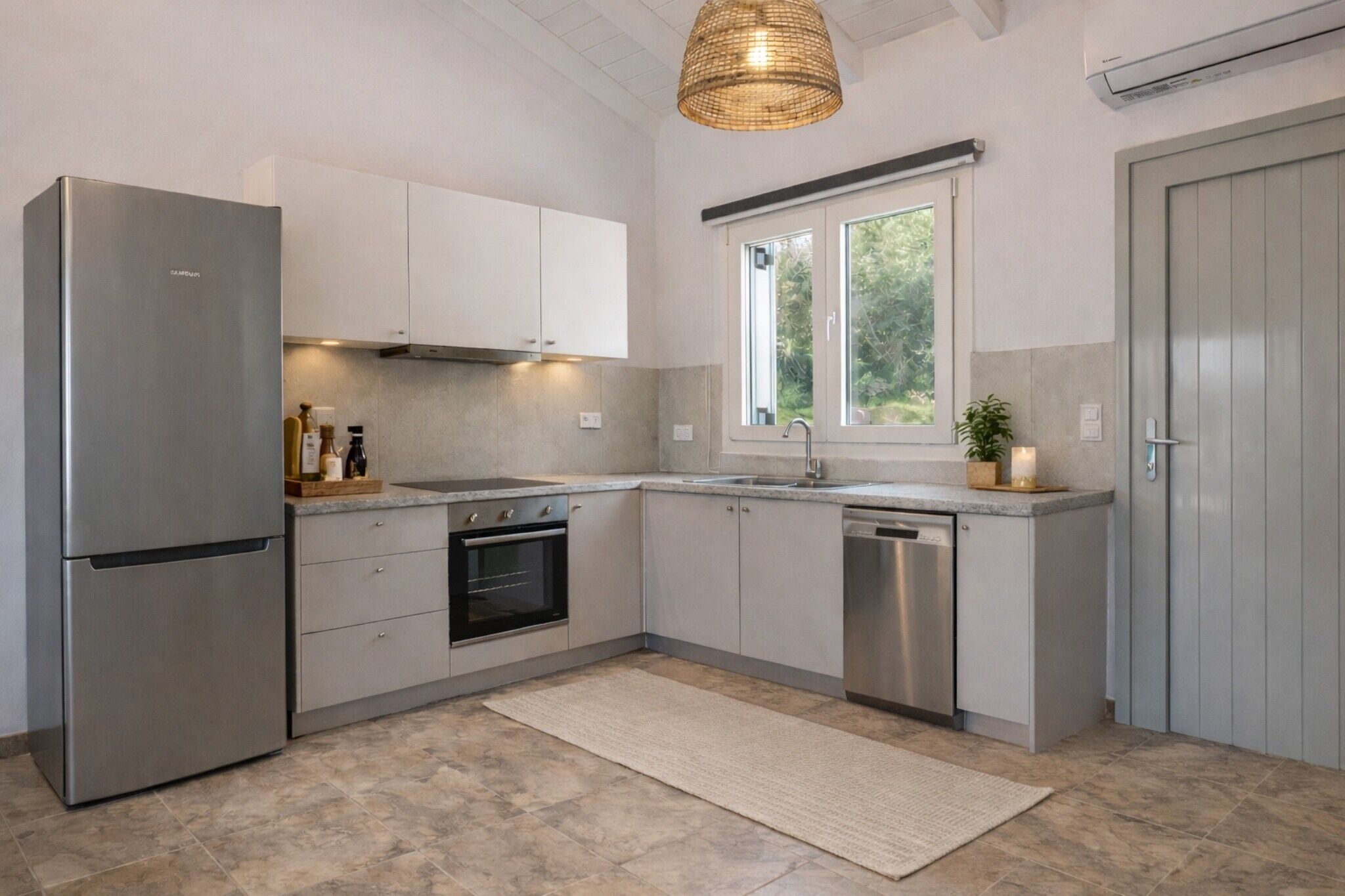 Kylskåp, ugn, spishäll och diskmaskin