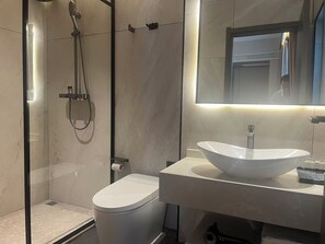 Chuveiro, ducha de hidromassagem, produtos de toalete grátis 