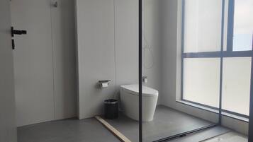 Dusj, dusjhode med hydromassaje, toalettartikler (inkludert) og hårføner