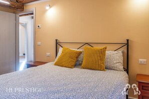 Tabla de planchar con plancha, wifi y ropa de cama 