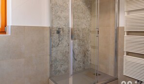 Dusche, Haartrockner, Bidet, Handtücher