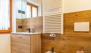 Regadera, secadora de cabello, bidet, toallas 