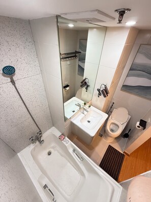 Dusj, hårføner, bidé og håndklær