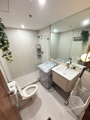 Een douche, een haardroger, een bidet, handdoeken