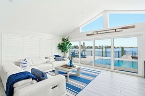 Smart TV, fireplace, books - Yacht Club Waterfront Home 4BR + Den & Pool (Indian Rocks Beach)