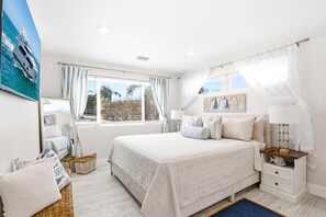 5 bedrooms, desk, iron/ironing board, travel cot - Yacht Club Waterfront Home 4BR + Den & Pool (Indian Rocks Beach)