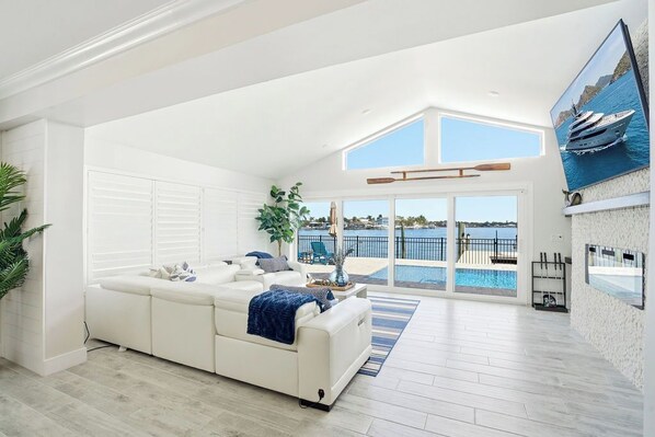 Smart TV, fireplace, books - Yacht Club Waterfront Home 4BR + Den & Pool (Indian Rocks Beach)