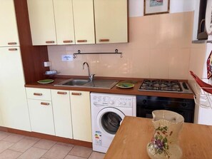 클래식 아파트, 파티오, 정원 전망 | 전용 간이 주방 | 냉장고, 쿡탑, 조리 도구/접시/주방 기구, 식탁