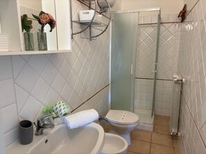 클래식 아파트, 파티오, 정원 전망 | 욕실 | 샤워 시설, 헤어드라이어, 비데, 타월