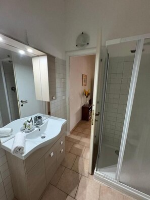 Apartemen Keluarga, teras, pemandangan taman | Kamar mandi | Shower, pengering rambut, kloset, dan handuk