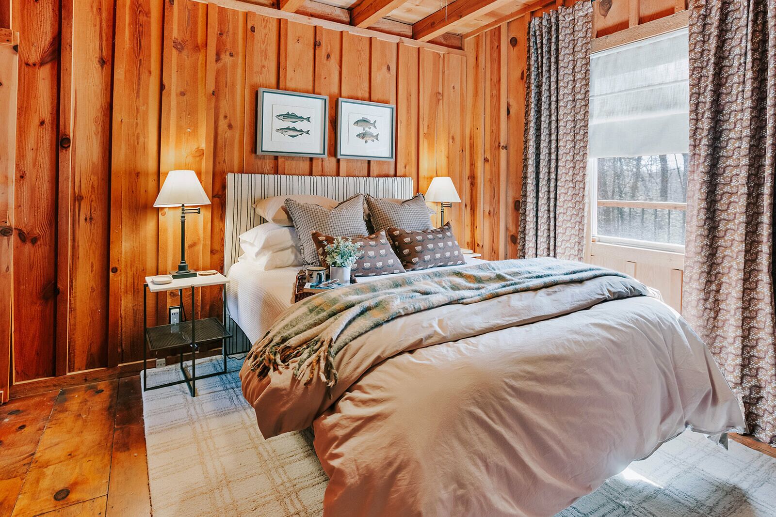 Escritorio, tabla de planchar con plancha, wifi gratis y ropa de cama 