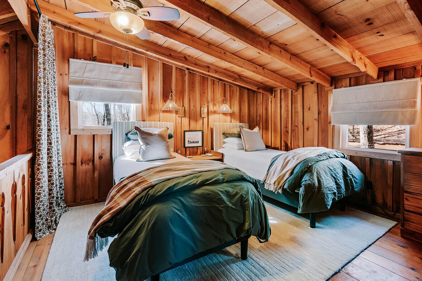 Escritorio, tabla de planchar con plancha, wifi gratis y ropa de cama