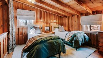 Escritorio, tabla de planchar con plancha, wifi gratis y ropa de cama