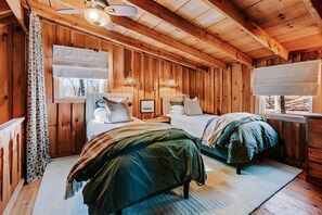 Skrivebord, strykejern/-brett, wi-fi (inkludert) og sengetøy