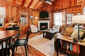 Smart TV, fireplace, books - Mountain Retreat Near Helen | Hot Tub + EV Charger (hosted by The MDS Collective) (Sautee Nacoochee)