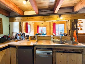Fridge, microwave, oven, dishwasher - Apartment near the slopes in Servoz (Servoz)