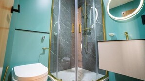 Douche, serviettes fournies, savon, shampoing