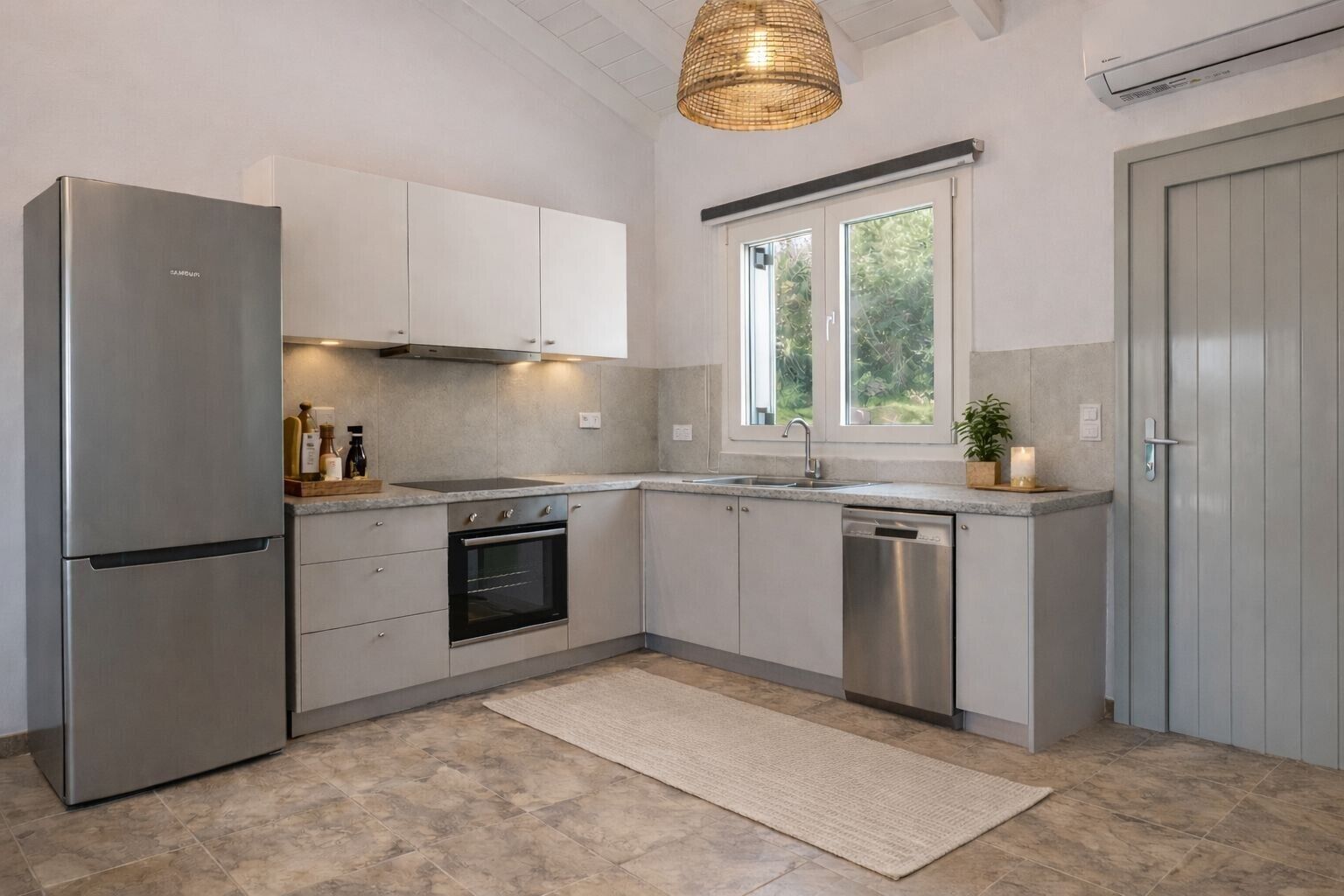 Fridge, oven, stovetop, dishwasher