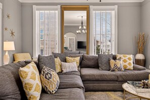 Smart TV - Stunning Home in Savannah’s Design District, Near Forsyth by Lucky Savannah (Savannah)