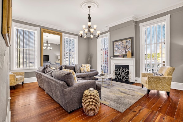 Smart TV - Stunning Home in Savannah’s Design District, Near Forsyth by Lucky Savannah (Savannah)
