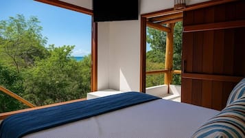 Suíte luxo, varanda coberta, vista parcial para o mar | Cortinas blackout, ferros/tábuas de passar roupa, Wi-Fi de cortesia