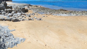 A beach with clear skies, rocky shoreline, and calm sea. - Pousada Lua Cheia Praia do Espelho (Porto Seguro)