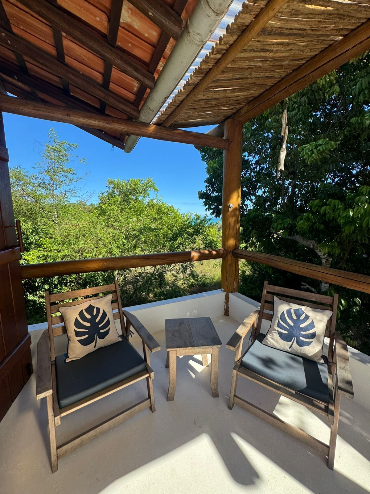 Suíte luxo, varanda coberta, vista parcial para o mar | Área da propriedade