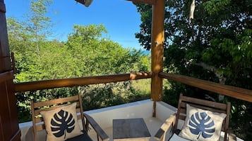 Suíte luxo, varanda coberta, vista parcial para o mar | Área da propriedade