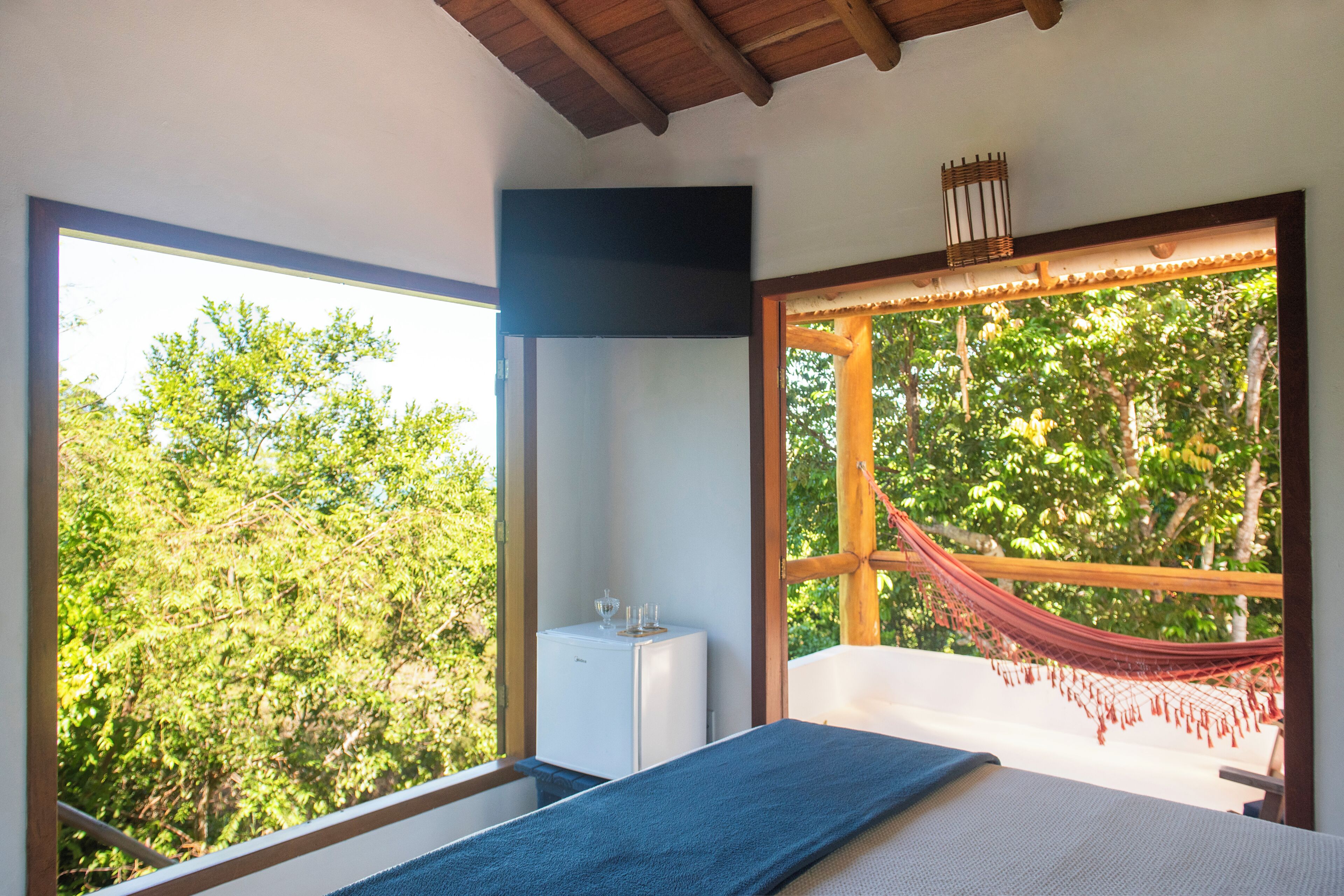 Suíte luxo, varanda coberta, vista parcial para o mar | Cortinas blackout, ferros/tábuas de passar roupa, Wi-Fi de cortesia