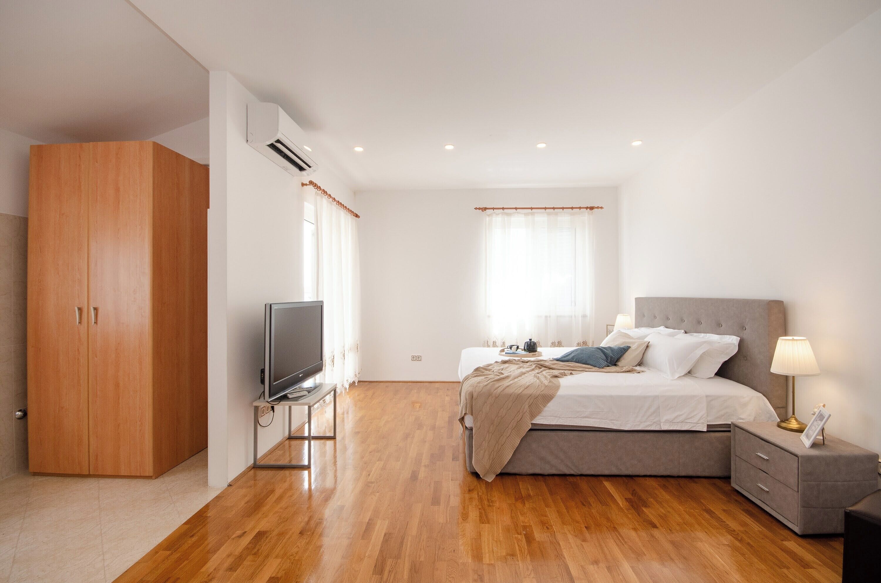 Tabla de planchar con plancha y ropa de cama 