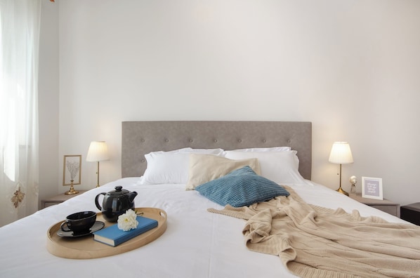 Iron/ironing board, bed sheets