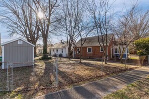Property grounds - Cozy Cape with fenced yard near Carytown (Richmond)