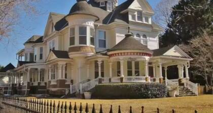 Lovely 2-bedroom apartment with AC in vibrant Baltimore