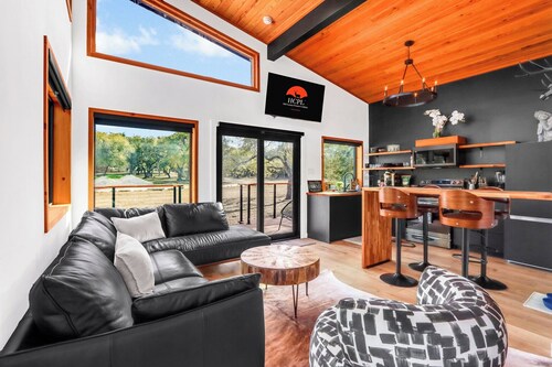 Modern Hill Country Casita with Private Hot Tub on Scenic Ranch near Wimberley