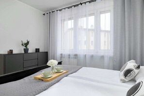 2 sovrum, skrivbord, strykjärn/strykbräda och resesäng