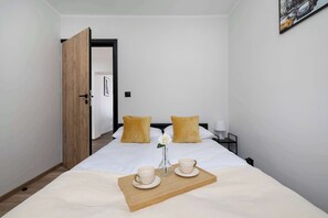 2 quartos, escrivaninha, ferros/tábuas de passar roupa, berço de viagem