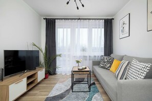 TV, offices - Family Suite | 2 Bedrooms and Workspace (Katowice)