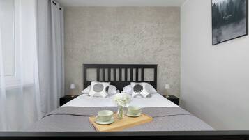 Desk, iron/ironing board, travel cot, WiFi