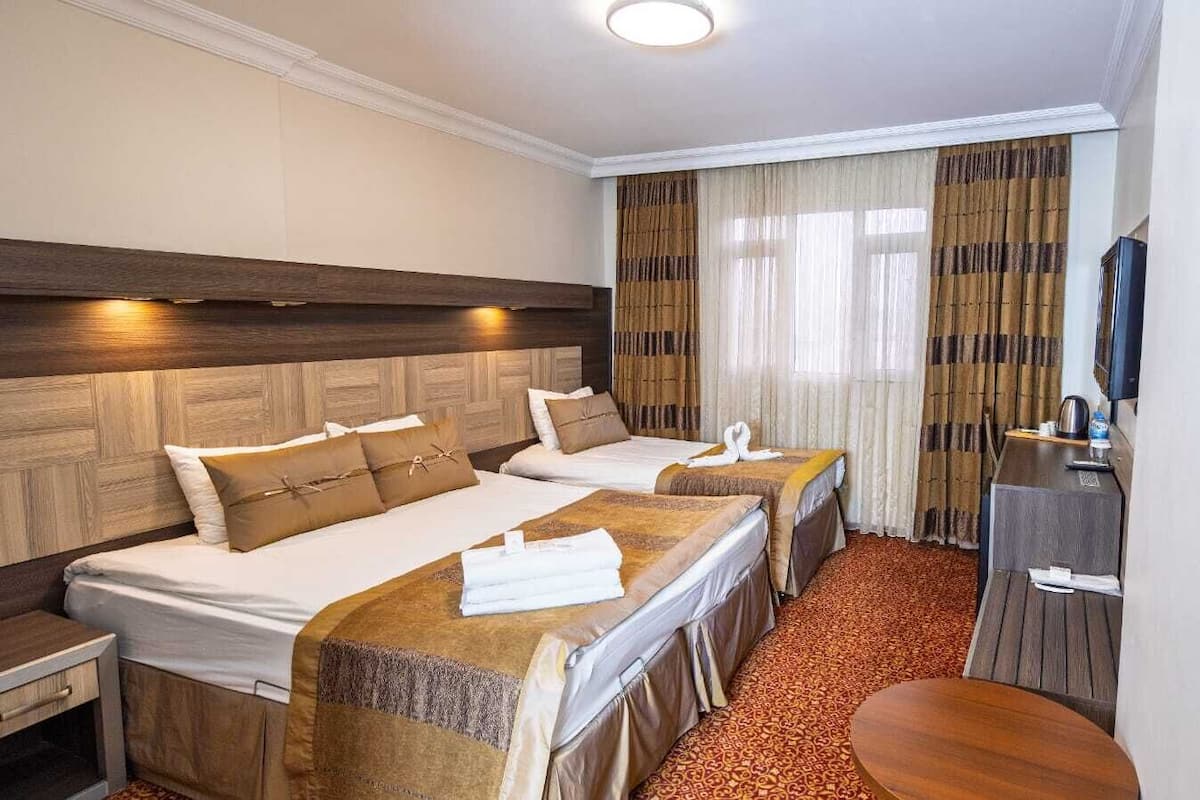 Classic-Zweibettzimmer, Stadtblick | Laptopgeeigneter Arbeitsplatz, schallisolierte Zimmer