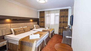 Classic-Zweibettzimmer, Stadtblick | Laptopgeeigneter Arbeitsplatz, schallisolierte Zimmer