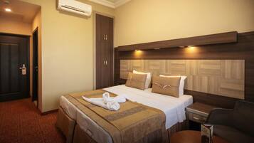 Espacio para trabajar con laptop y sistema de insonorización