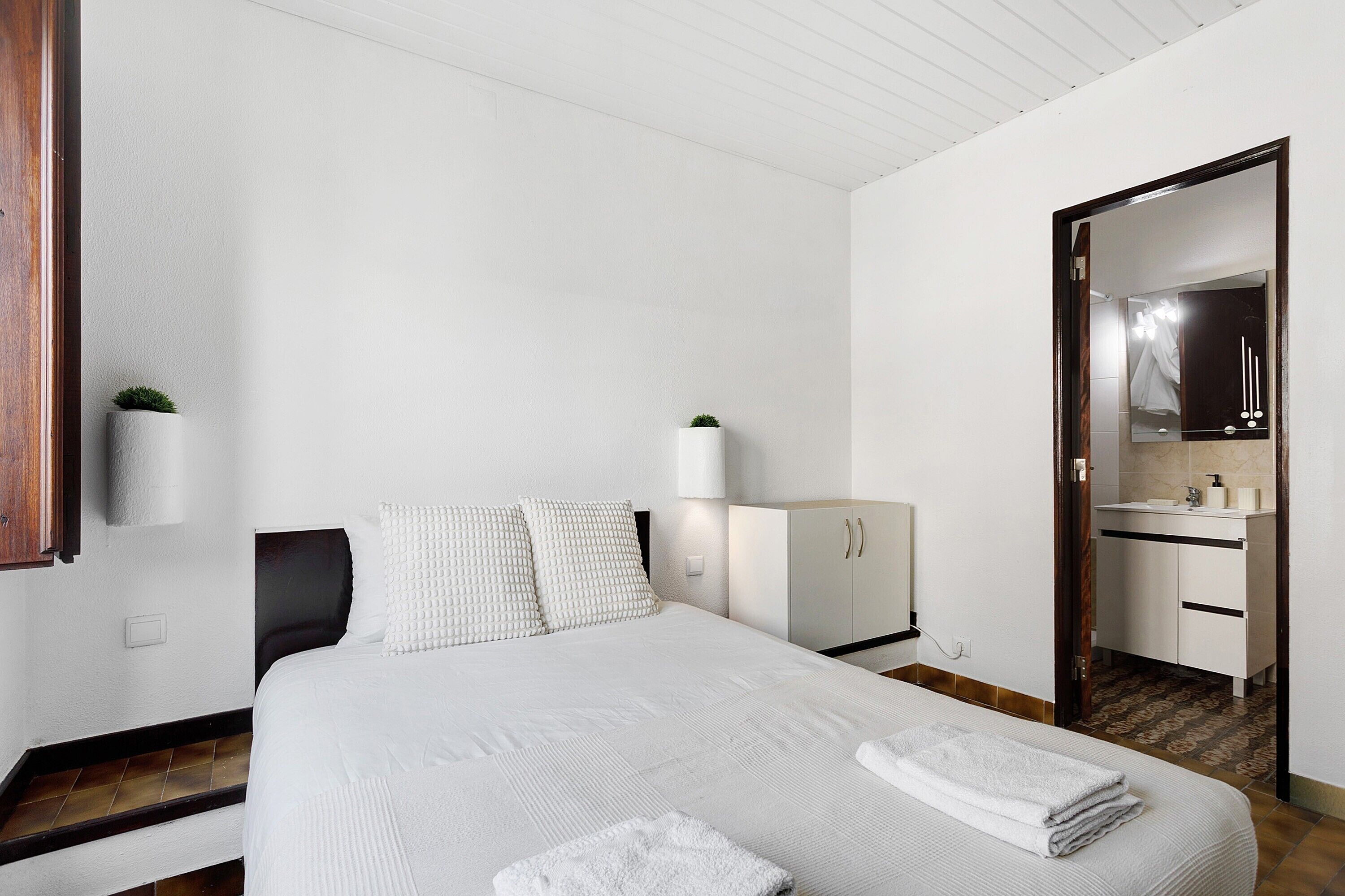 1 多间卧室、熨斗/熨衣板、WiFi、床单