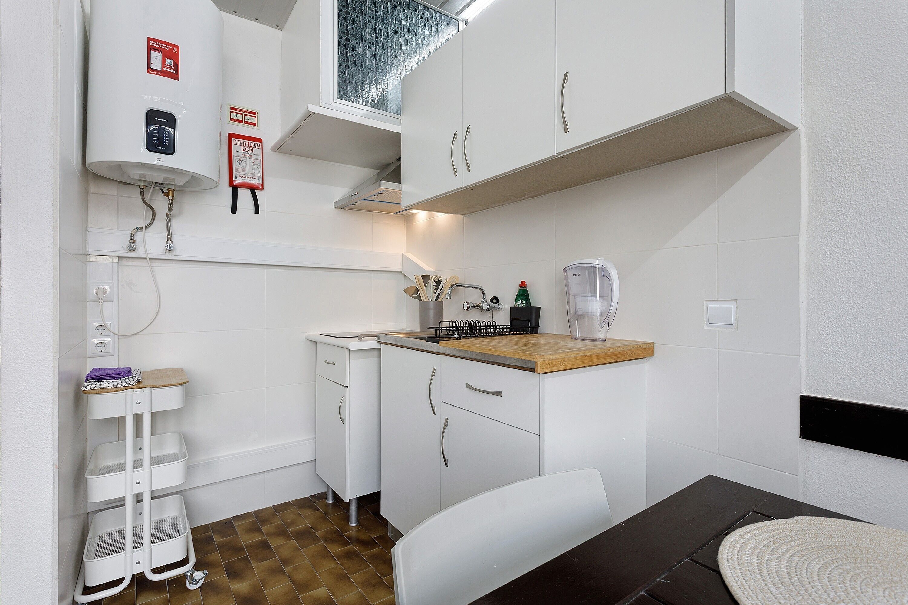 冷蔵庫、電子レンジ、コンロ、コーヒー / ティーメーカー